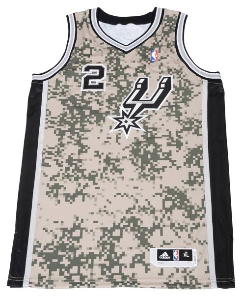 San Antonio ha presentato una nuova maglia, ispirata dai militari. 